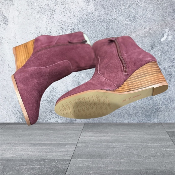 Violet & Red suede wedge ankle bootie NWOB - Picture 4 of 6
